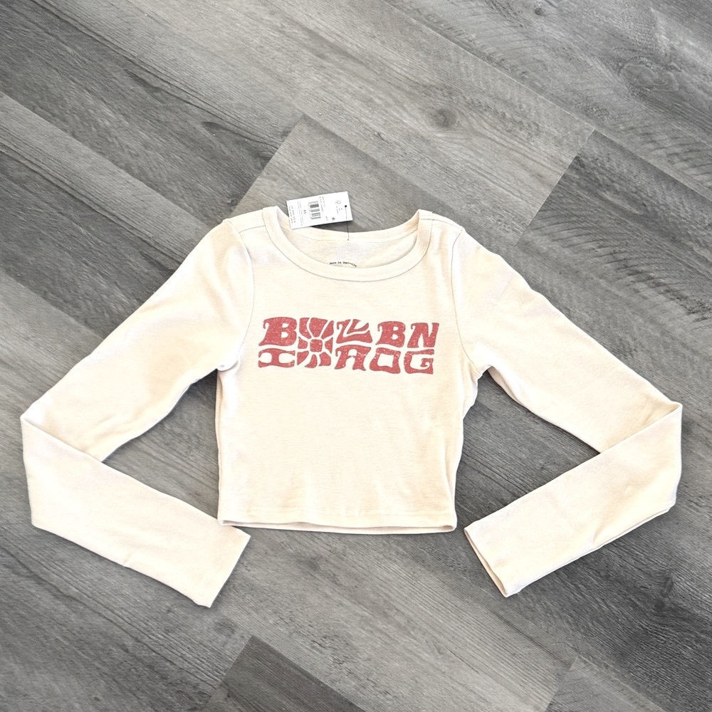 Billabong Cropped “Blocky Banner” Long Sleeve Tee with Red Logo Size XS -BNWT